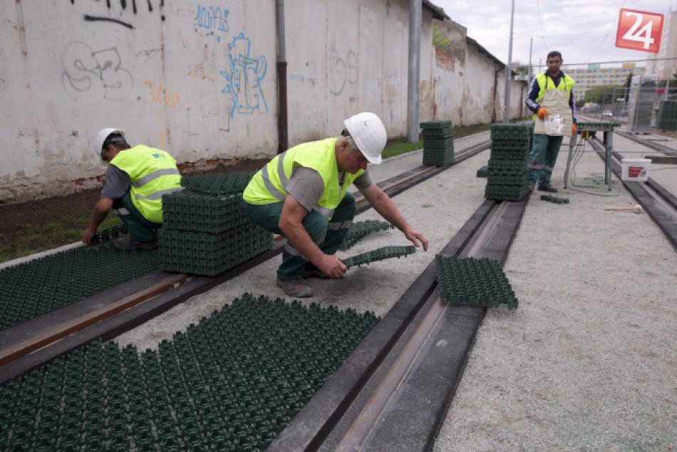 FOTO: Na Kuzmánke začali zatrávňovať koľajové pásy
