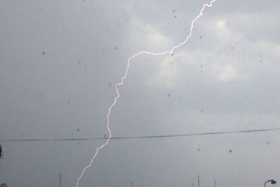 Blesk nad Žitavanmi: Parádny záber Šimona Gajdoša