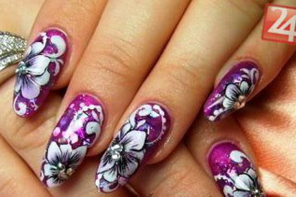 Odborníčka na nechtový dizajn  a jej výtvory