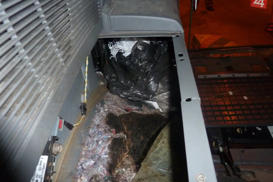 Colníci odhalili v aute neznáme nerasty