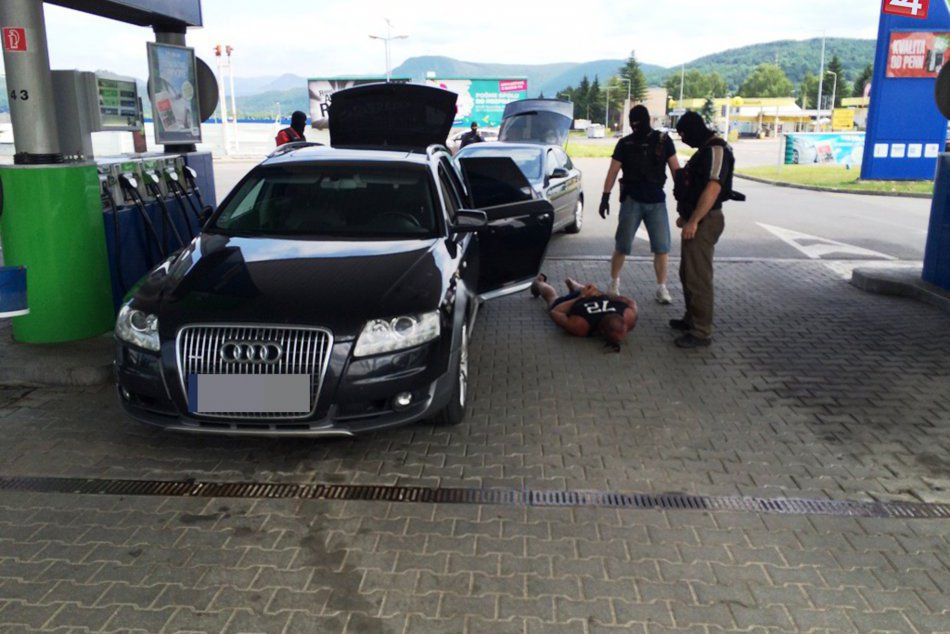 Policajné FOTO zo zásahu kukláčov na žiarskej pumpe