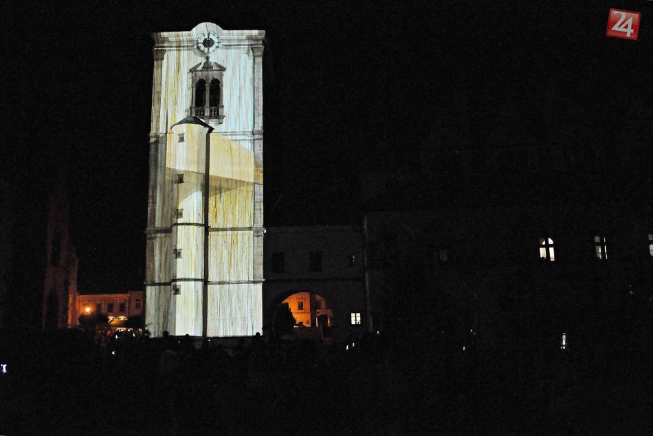 Počas noci menila veža na historickej radnici svoju podobu