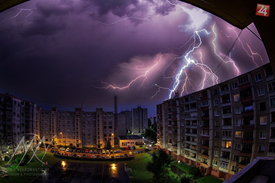 Tancujúce blesky nad Morušovou ulicou v Liptovskom Mikuláši