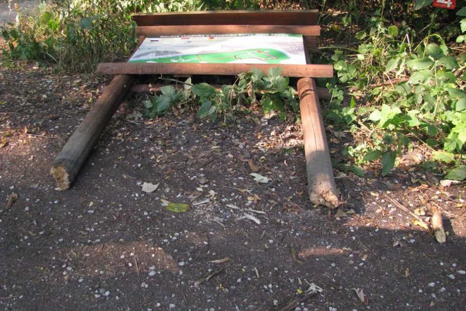 Vyvalená tabuľa v lesoparku Berek. FOTO
