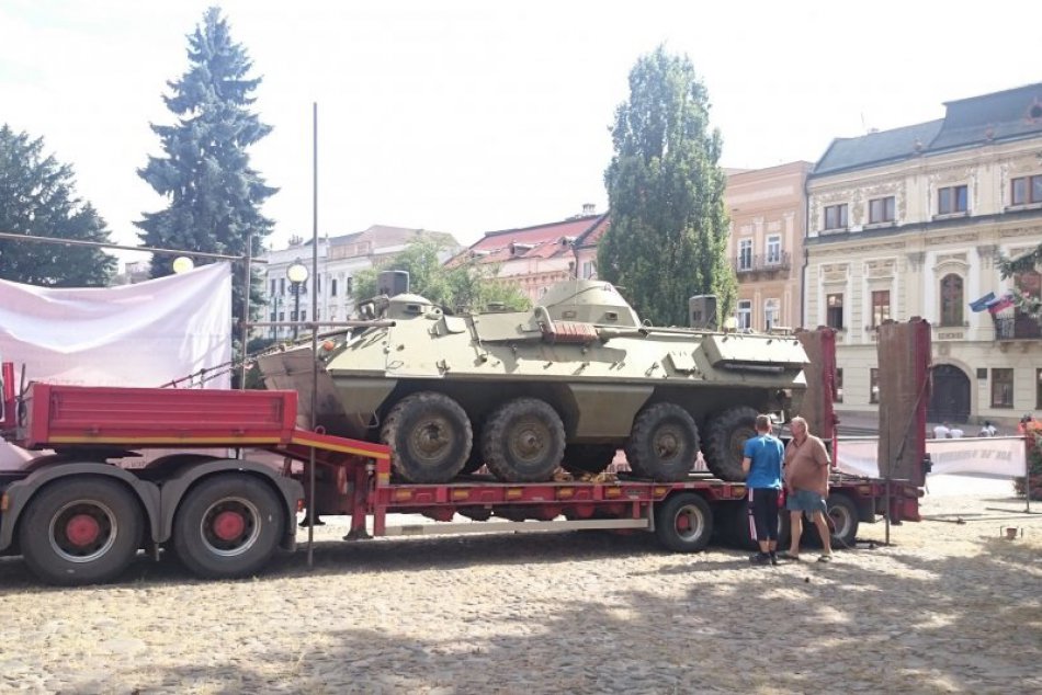 Poslanec Hlina v Prešove: Zaujal svojsky, doviezol sem obrnený transportér!