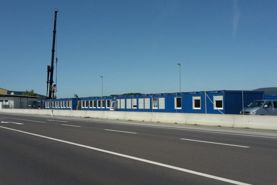 Utečenecký tábor na slovensko-rakúskej hranici