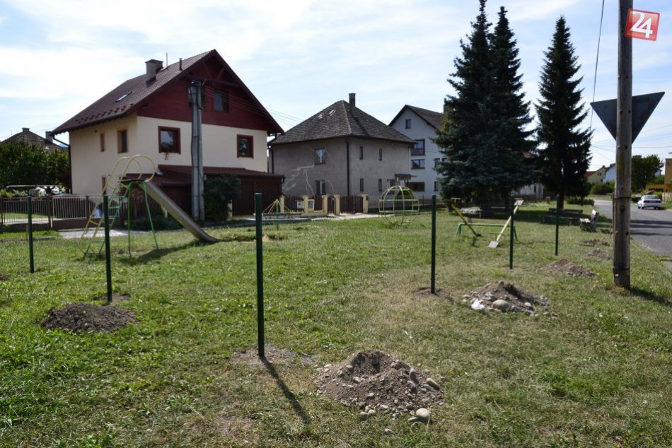 Počiatočné rekonštrukčné práce na detskom ihrisku v Palúdzke