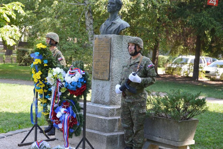 Pietny akt kladenia vencov a kytíc pri príležitosti 71. výročia Slovenského náro