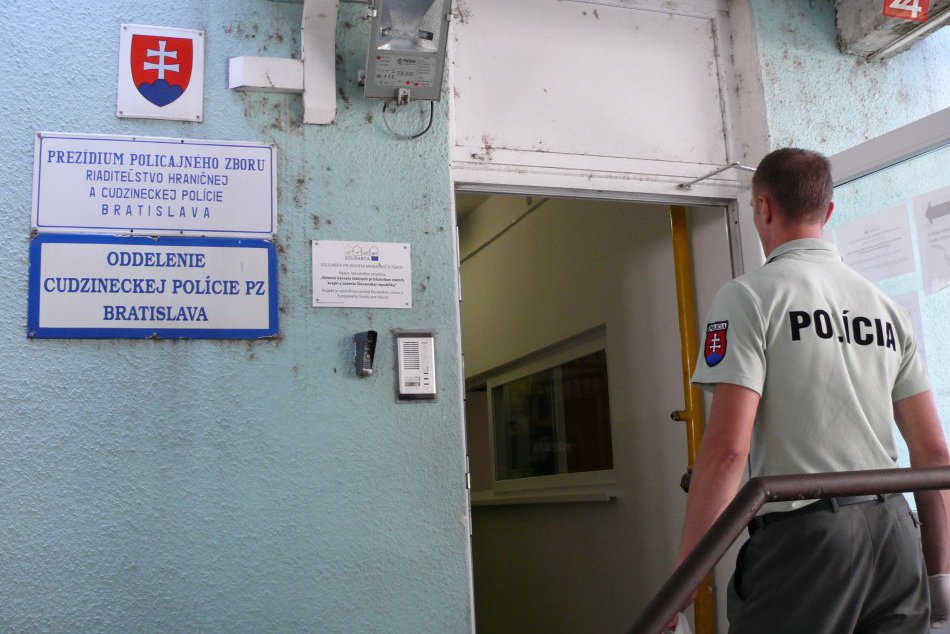 Zadržaní utečenci na hraničnom priechode Rajka - Čunovo