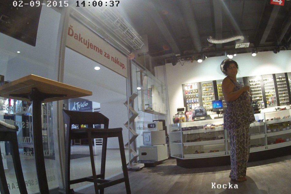 Od predavačky vylákala stovky eur: Polícia hľadá ženu z kamerových záznamov, je 