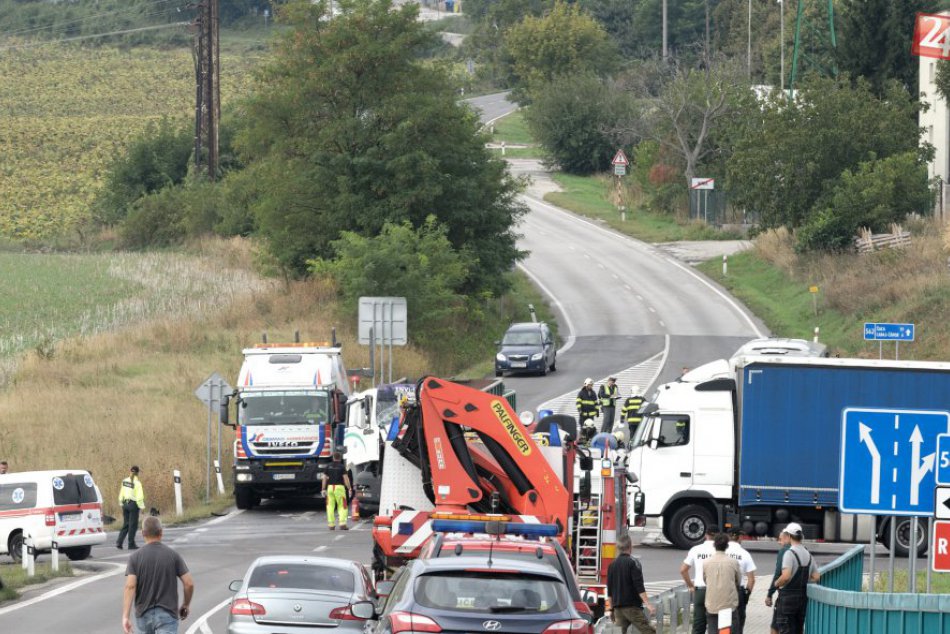 Zábery z miesta nešťastia na výjazde z rýchlostnej cesty R1