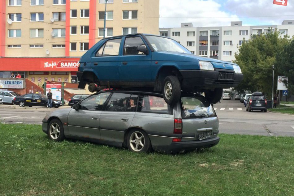 Vraky na zeleni v Petržalke
