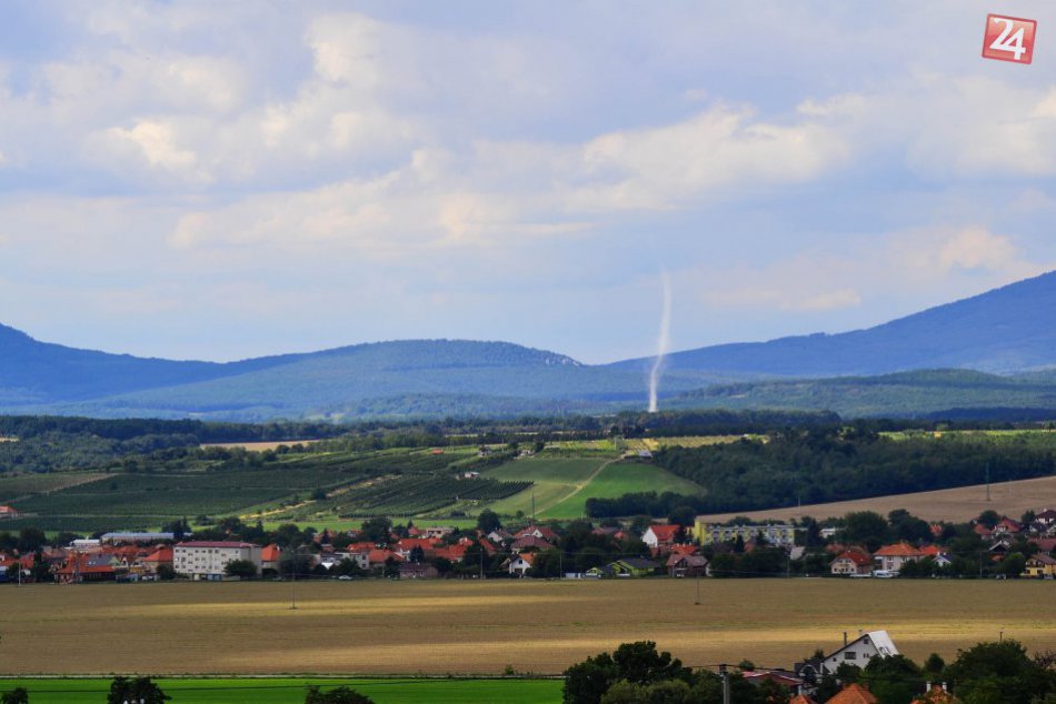 Dávid nafotil raritu: Prehnalo sa pri Zlatých Moravciach tornádo?