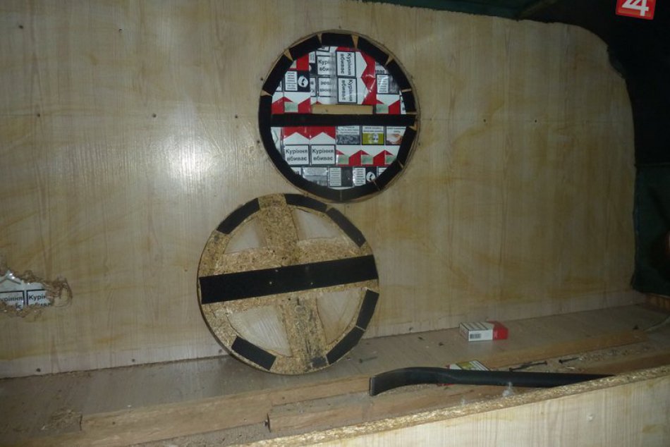 Špeciálne vybudované úkryty v dodávke a odhalené pašované cigarety