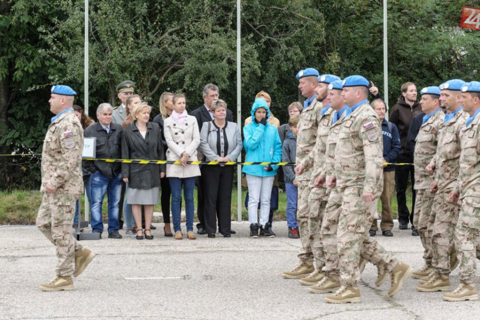 Slávnostný nástup pod Zoborom: Ďalší slovenskí vojaci odchádzajú na Cyprus