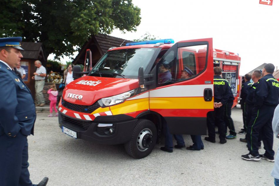 Odovzdávanie hasičskej techniky v Krásnohorskom Podhradí