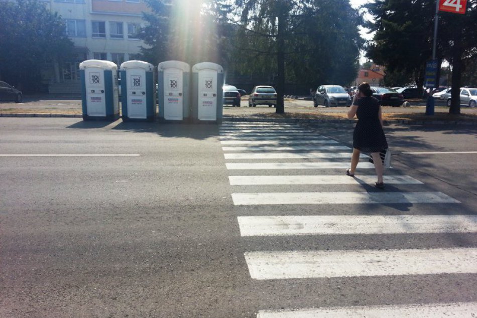 Keď michalovských chodcov prekvapili toalety na ceste