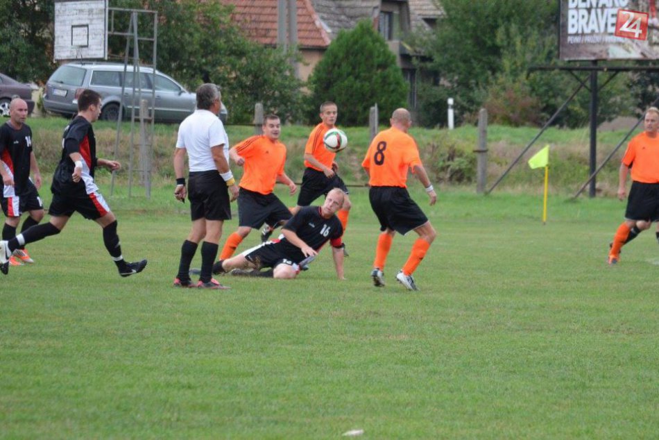 Momentky z futbalového zápasu Bohúňovo - Dlhá Ves  0:0