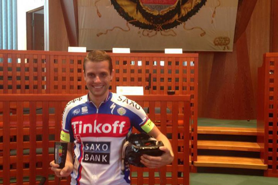 FOTO: Poslanec zaujal na rokovaní zastupiteľstva outfitom