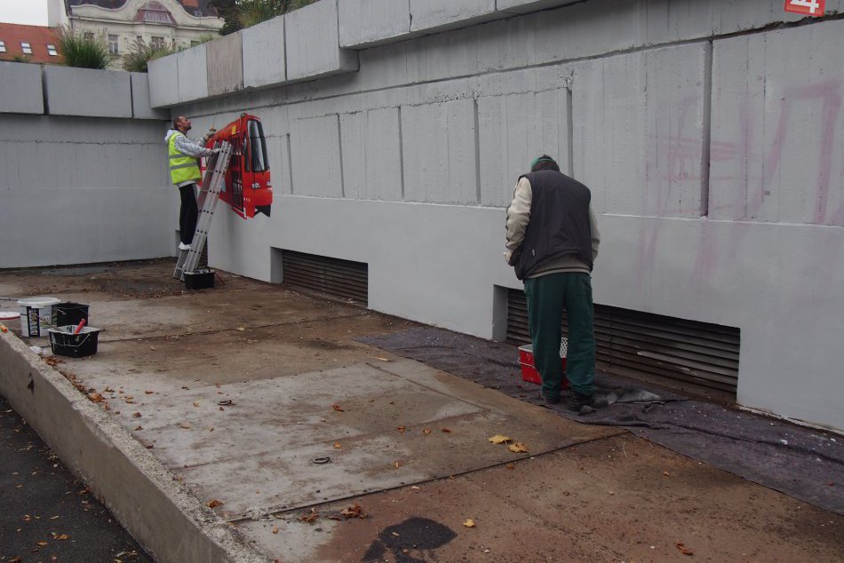 Odstraňovanie grafitov na Námestí Franza Liszta