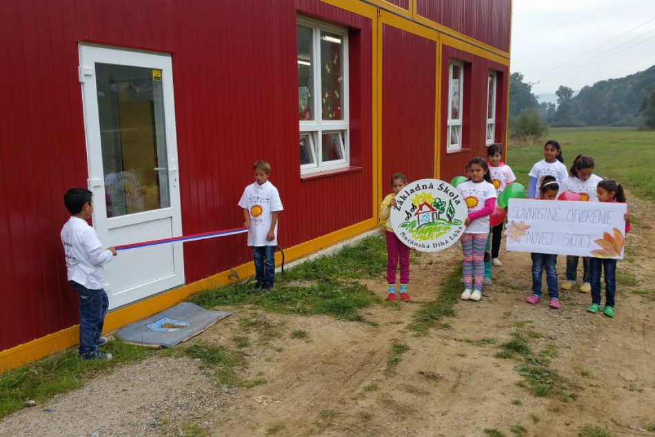 FOTO: Otvorenie školy pri rómskej osade Rúbanka