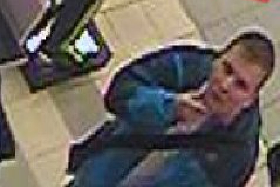 FOTO: Mikulášski policajti pátrajú po dlhoprstých zo športového obchodu