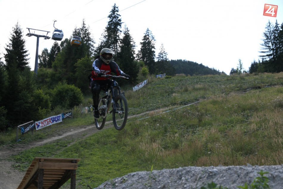Novozámčan Erik (24) sa venuje adrenalínovému koníčku: Dostal ho downhill