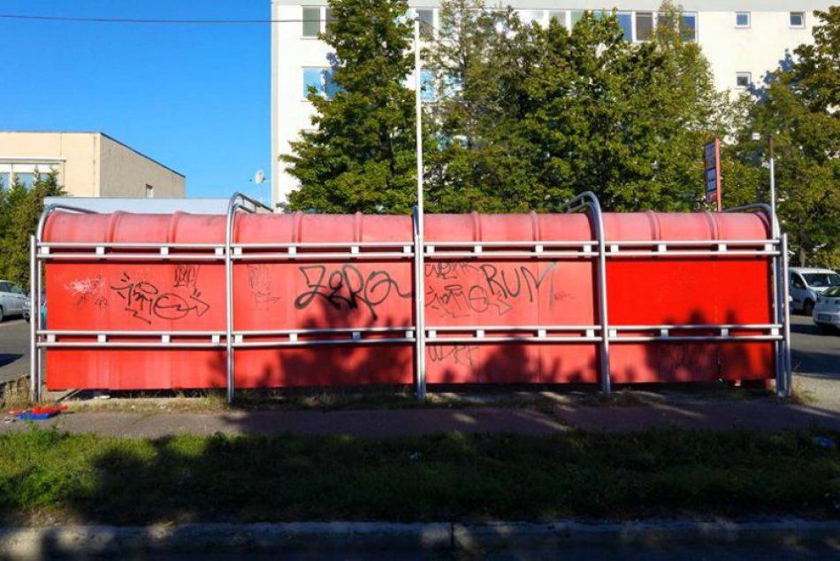 Farbenie zastávky Na pántoch