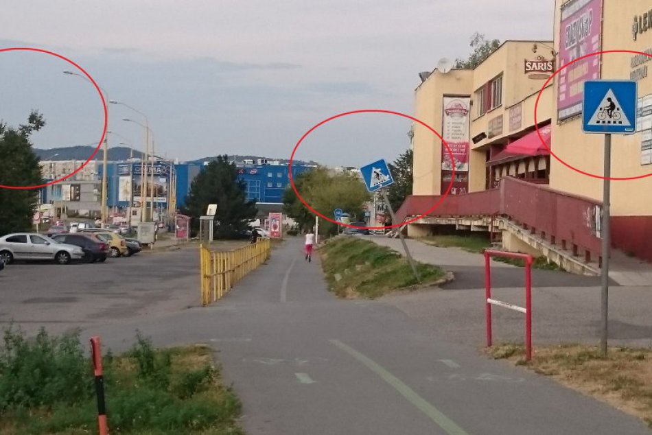 Tri dopravné značky za sebou: Na Sekčove je o priechode informované dostatočne