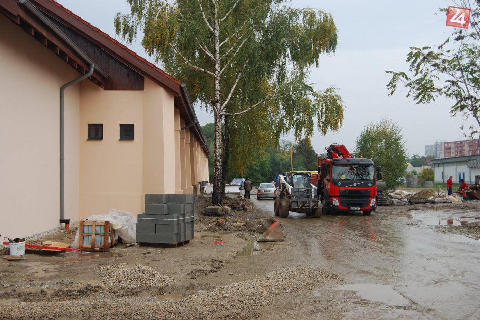 Primátor a poslanci nahliadli do vynovenej jazdiarne