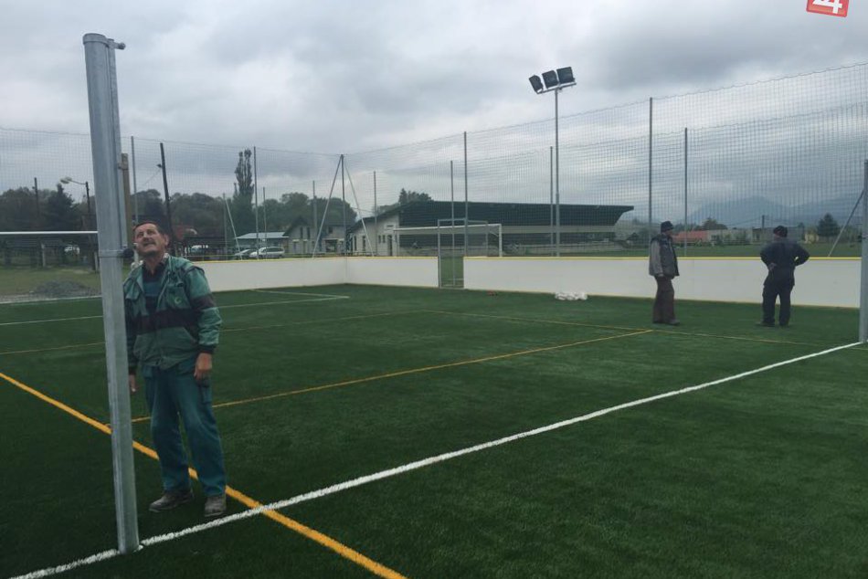 FOTO: V mikulášskej obci dokončili multifunkčné ihrisko