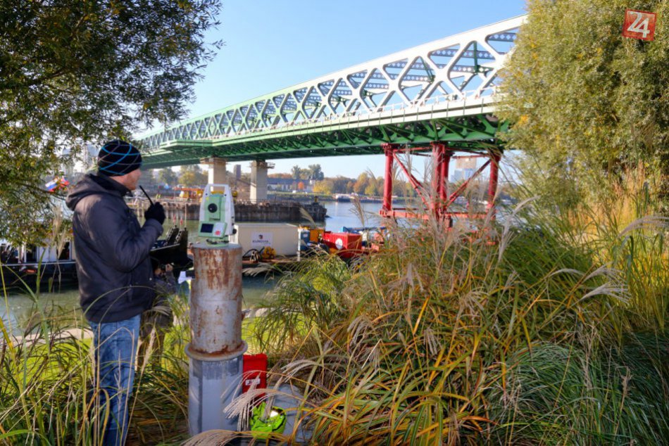 Nový Starý most sa spojil so staromestským brehom
