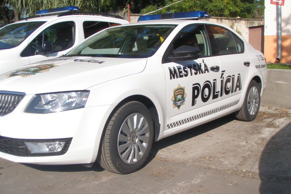 Tieto tátoše po novom brázdia novozámocké ulice. FOTO