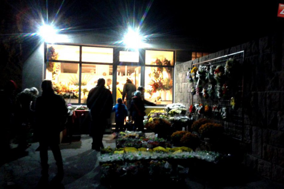 Atmosféra na cintoríne v Slávičom údolí v predvečer Dušičiek