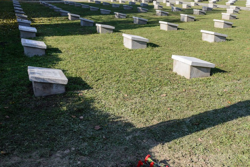 Na štúrovskom cintoríne Červenej armády pochovali ostatky neznámeho vojaka