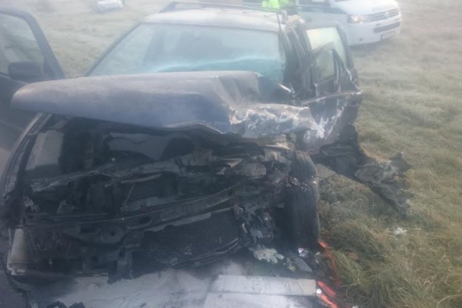 FOTO: Pozrite si zábery z miesta nehody dvoch osobných áut