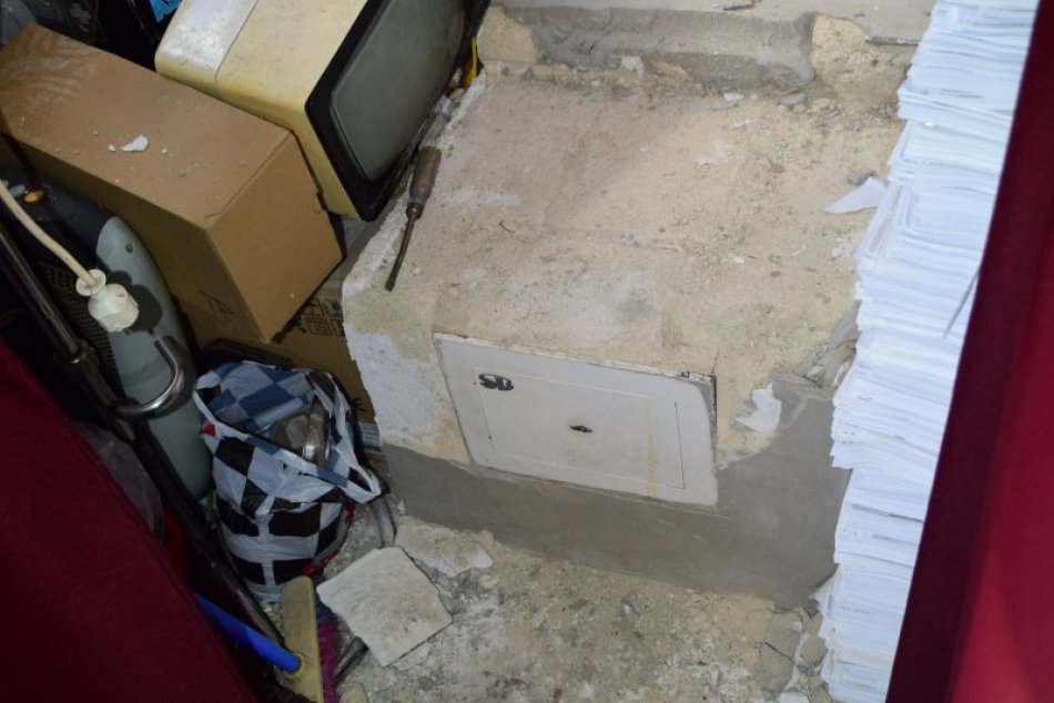 Zábery z miesta činu: Páchateľ kradol cez otvor v stene