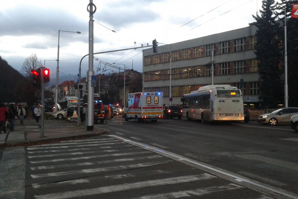 Uzatvorená cesta, dlhé kolóny: Zrážka na hlavnom ťahu ochromila dopravu