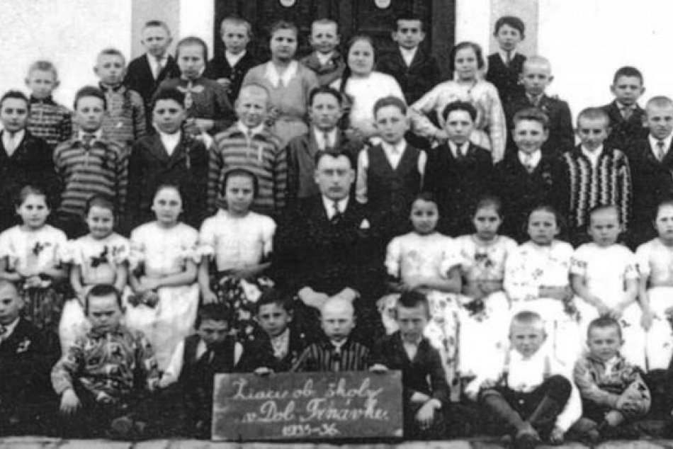 Tieto fotky sú hotový stroj času: Obecná škola skoro ako z rovnomeného filmu!