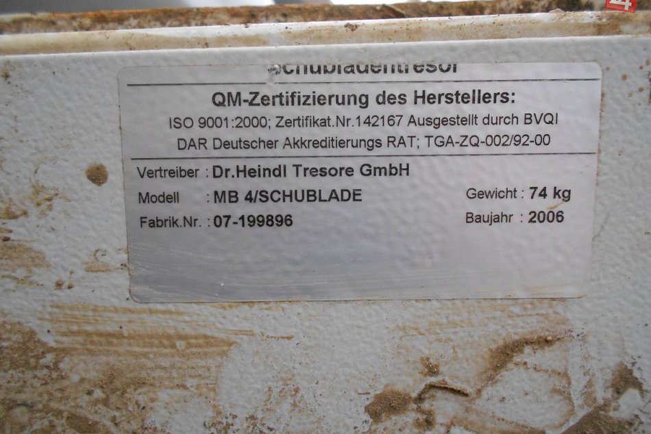 Pri vypúšťaní vodnej nádrže objavili bezpečnostné trezory