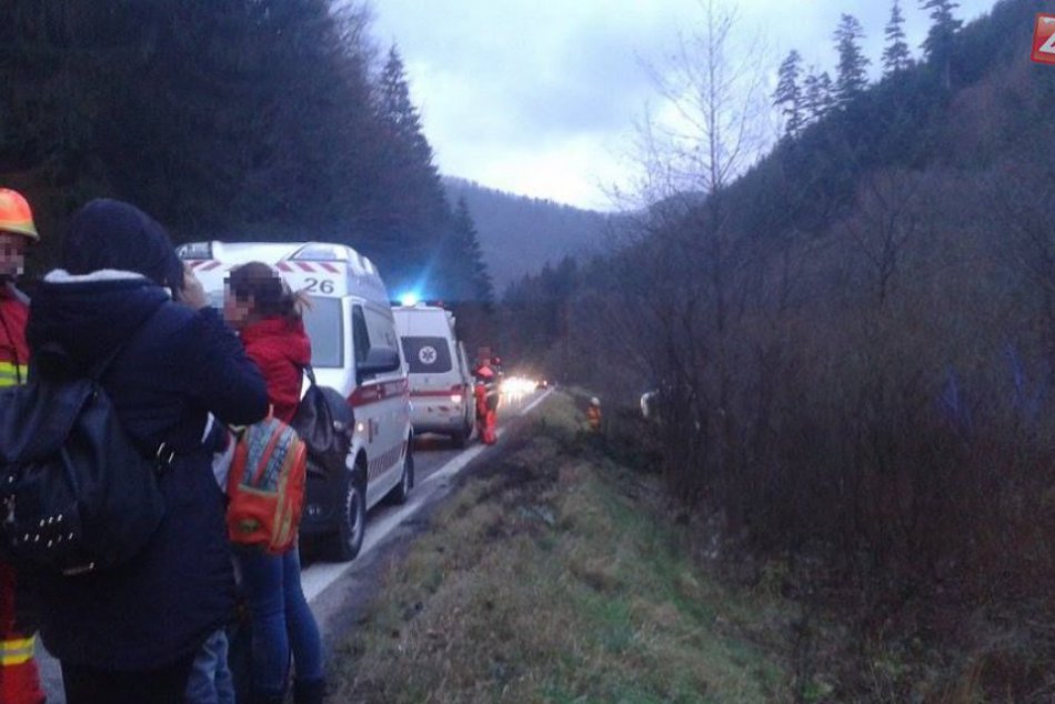 Hrozivé zábery z miesta nehody: Autobus skončil po náraze v priekope