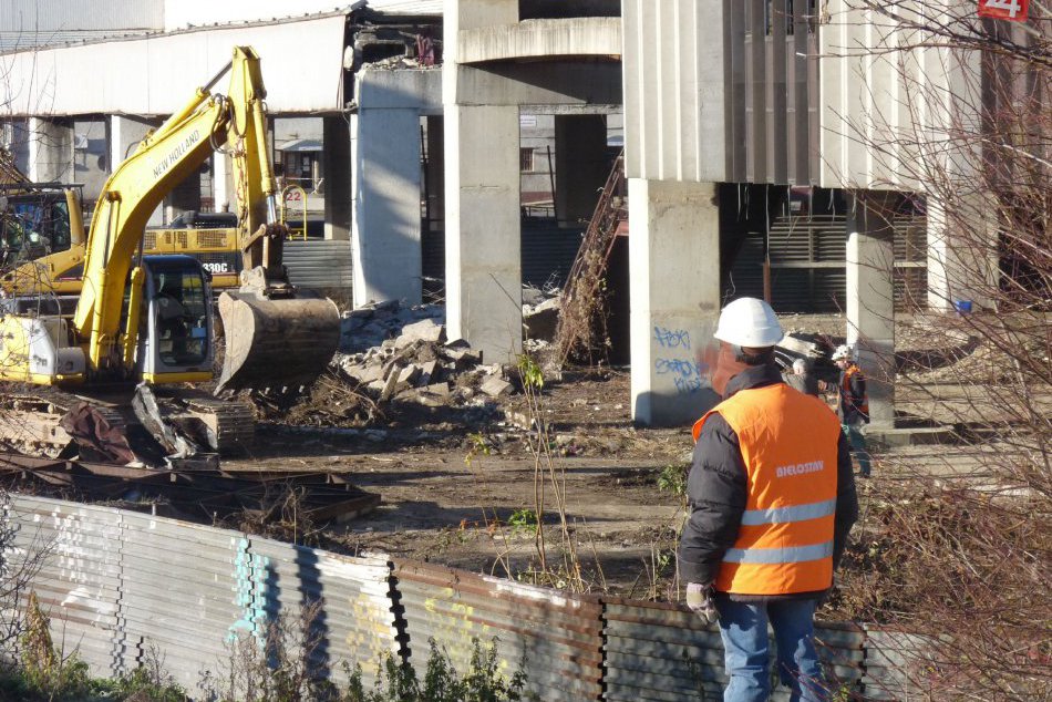 FOTO: Búracie práce na bystrickej autobuske sa začali