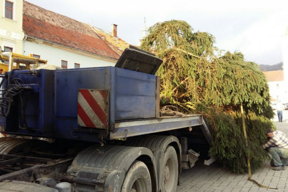 Obrazom: Námestie už zdobí vianočný stromček!