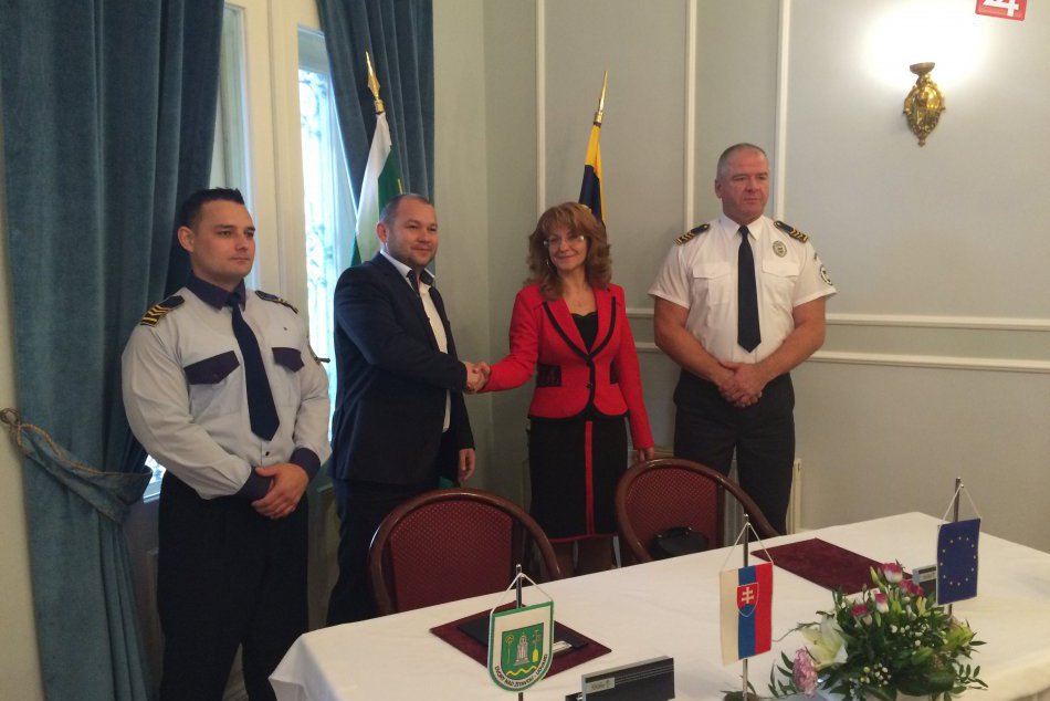 Samosprávy podpísali zmluvu o spolupráci obecných polícií
