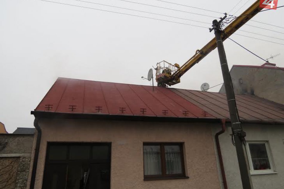 FOTO: Požiar hospodárskej budovy sa rozšíril aj na domy