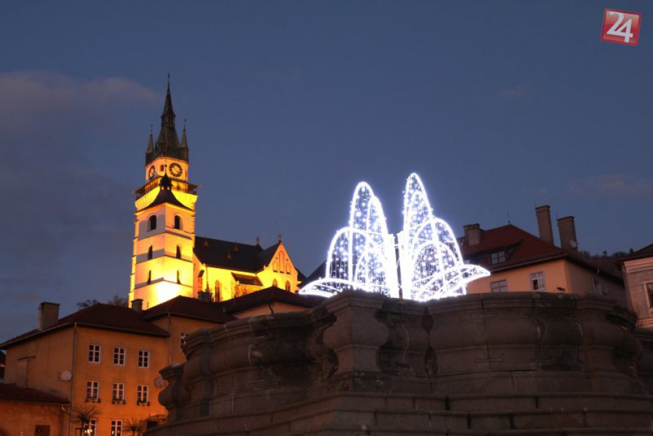 Zaujímavý nápad s osvietením kremnickej fontány okamžite udrie do očí