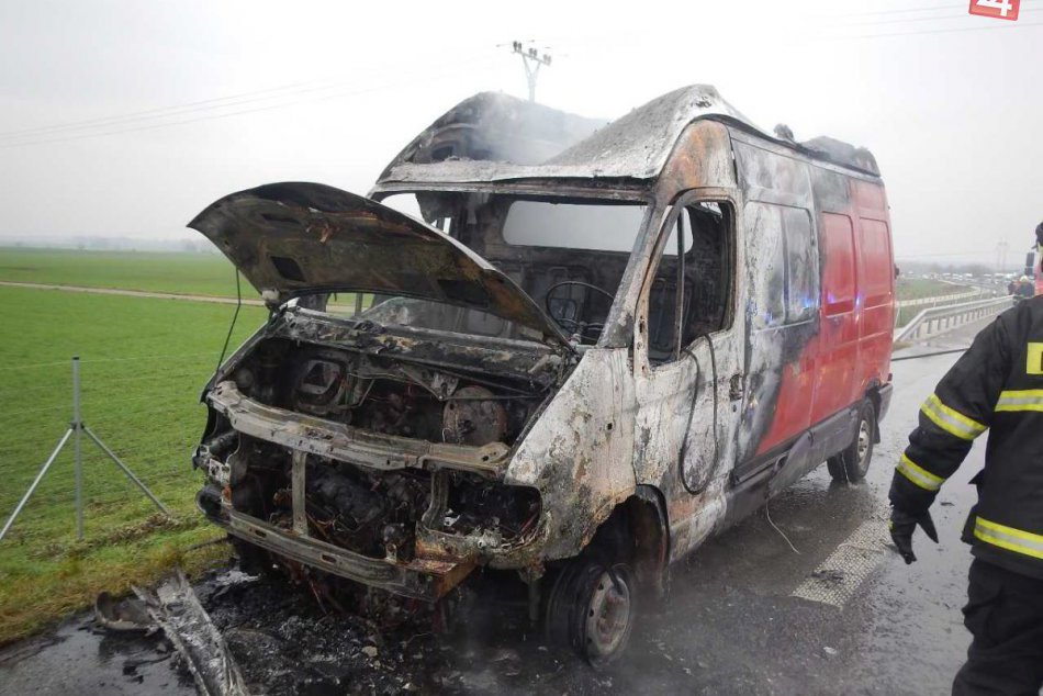 Dráma na rýchlostnej ceste R1: Dodávku zachvátili plamene!