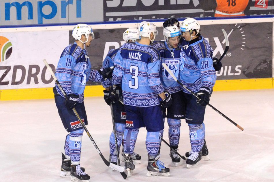 Šláger kola pre Nitru: Hokejisti prehrávali o dva góly, napokon sa tešili z víťa