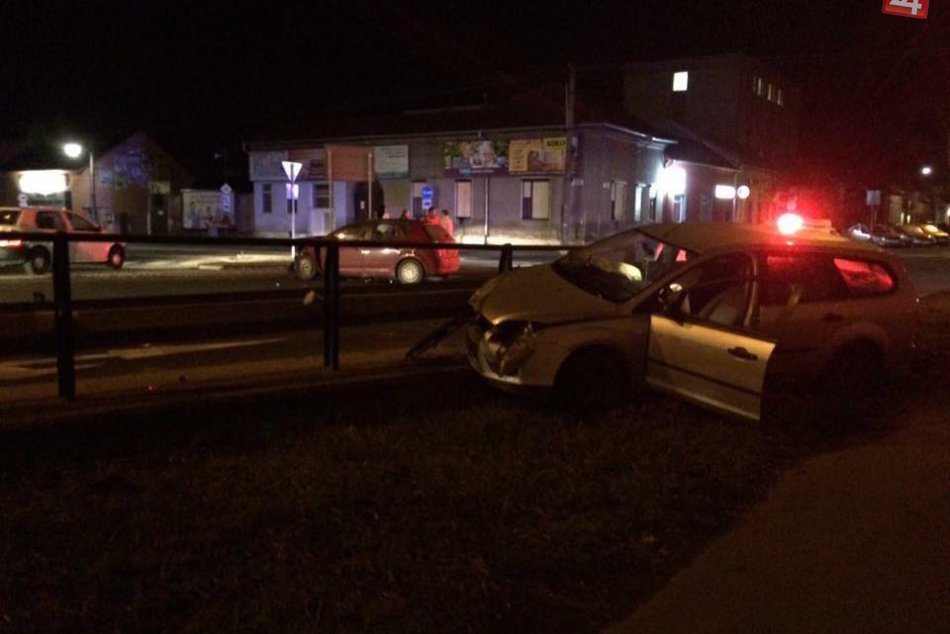 Auto mimo cesty: Na križovatke sa stretli mladí vodiči