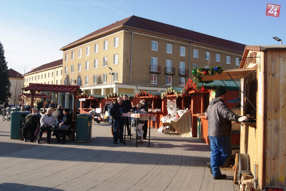 Žiarske námestie sa začína zapĺňať: Obľúbené vianočné trhy odštartovali
